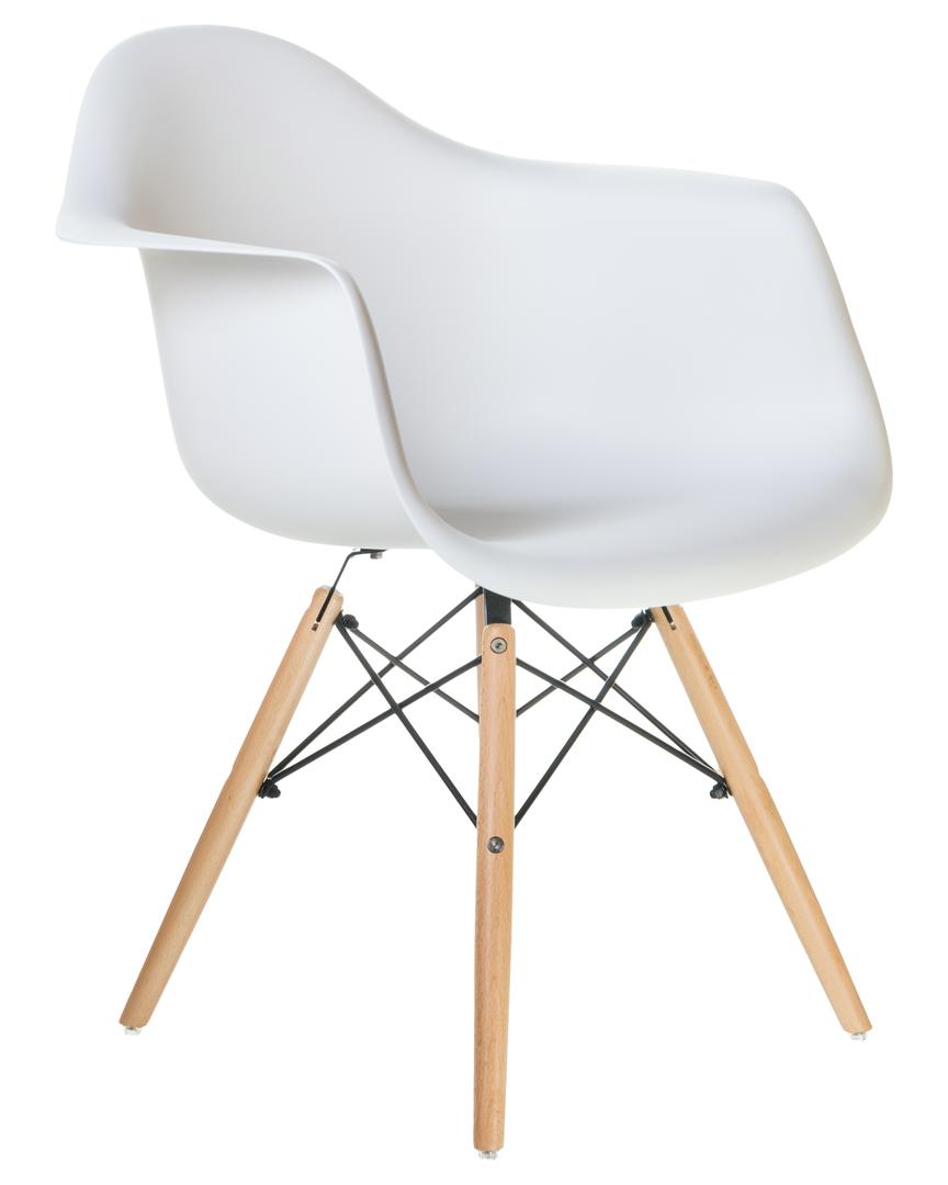 Белое кресло с деревянными ножками